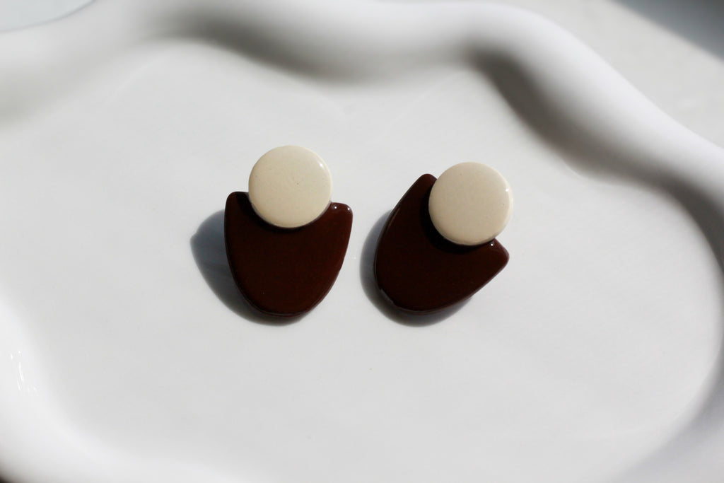 Pair of stud earrings with brown base