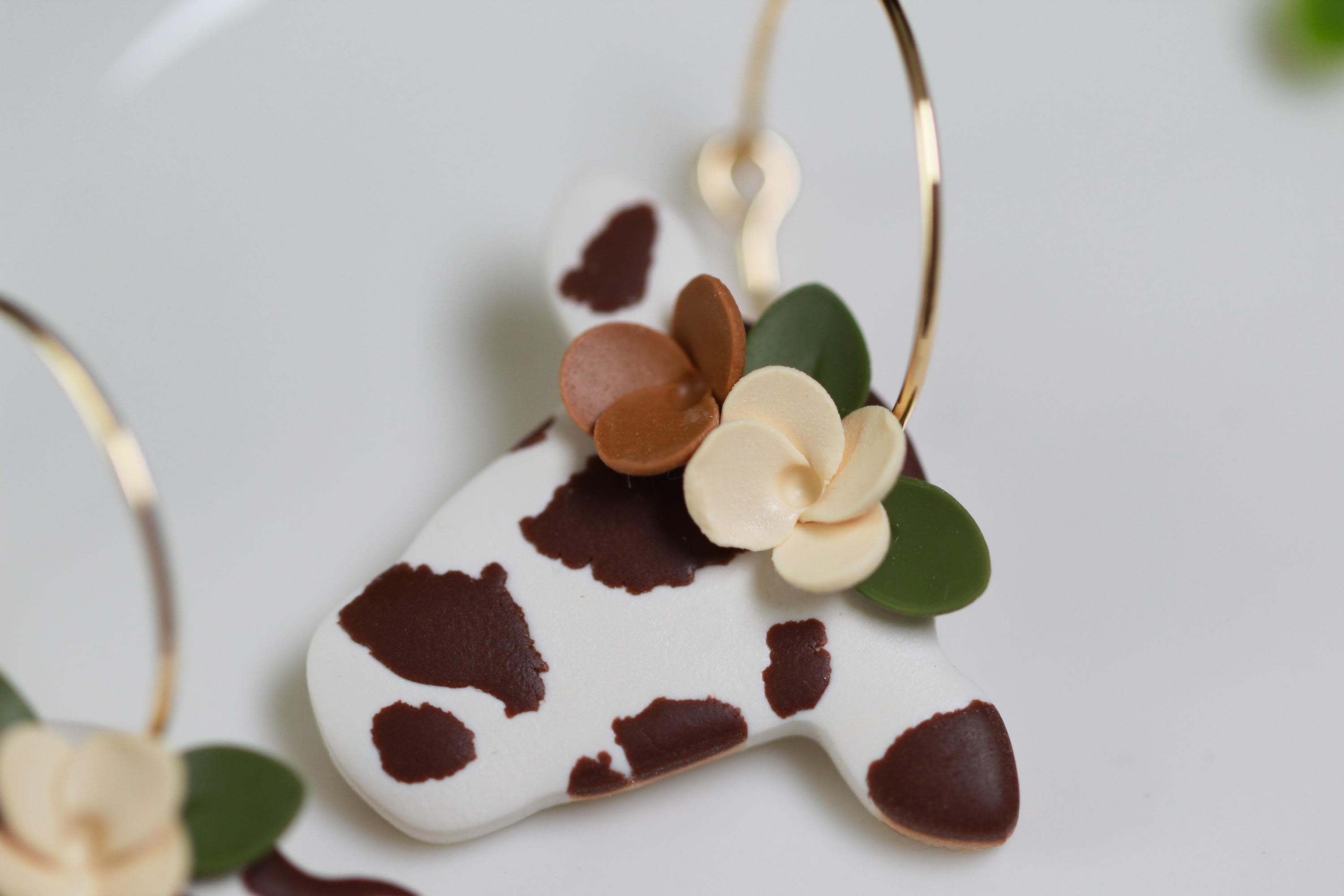 Cow-shaped head with flowers on a white plate